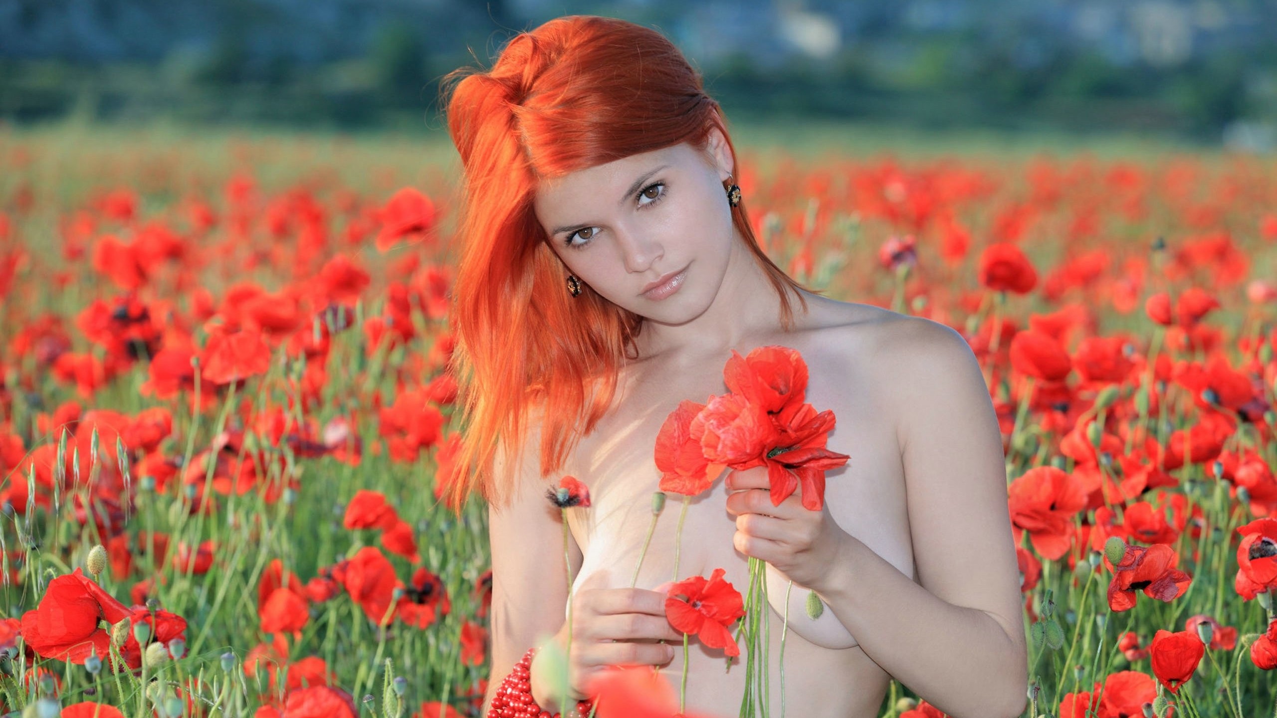 Огненно рыжая девушка с голенькими дойками