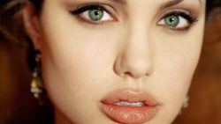 Angelina Jolie 5 W667x